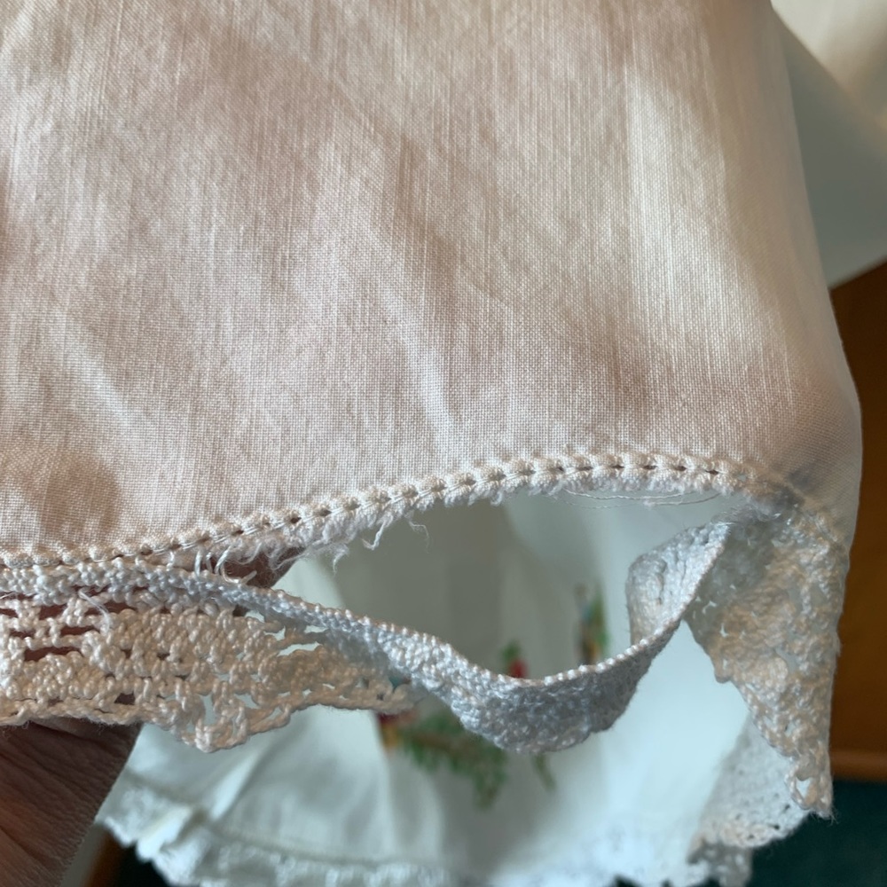 2 vintage floral embroidered pillowcases - Picture 10 of 12